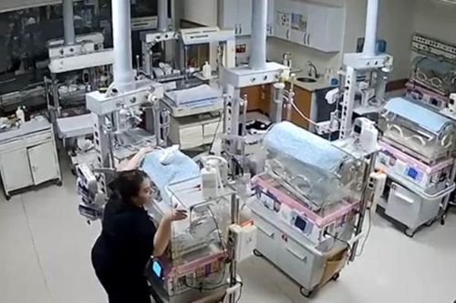 Khoảnh khắc y tá ôm chặt lồng ấp trẻ sơ sinh giữa động đất Thổ Nhĩ Kỳ