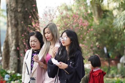 Giới trẻ Hà Nội đón Valentine trong mưa lạnh