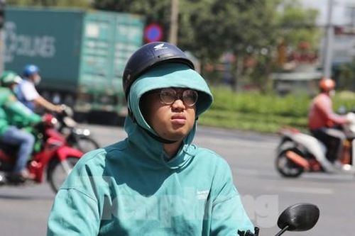 Người Sài Gòn quay quắt với cái nắng như 'đổ lửa'