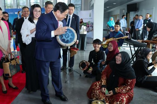 Hình ảnh nồng ấm và kết quả ấn tượng từ chuyến thăm Singapore, Brunei của Thủ tướng
