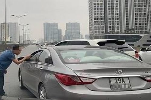 Công an mời tài xế xe Porsche chặn đầu, nhổ nước bọt vào ô tô khác lên làm việc