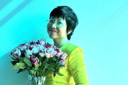 Lưu Hương Giang xinh đẹp, MC Thảo Vân được tặng quà bất ngờ