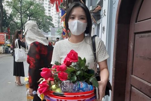 Ngày lễ tình nhân vì sao giới trẻ đổ xô đi chùa Hà?