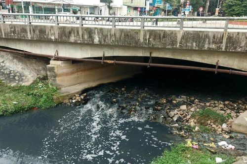Bùn lấp cống, giếng, hố ga…, nước thải tràn vào, Kênh Bắc 'như sông Tô Lịch'