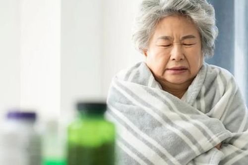 Biết số tiền các con chi trả viện phí, mẹ cắn răng chịu đau