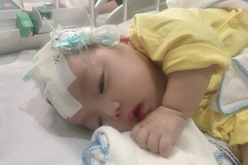 Bé trai 5 tháng tuổi mắc bệnh hiểm nghèo không tiền chữa trị, cha mẹ cầu cứu cộng đồng