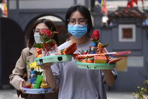 Chùa Hà tấp nập nam thanh nữ tú dịp Valentine