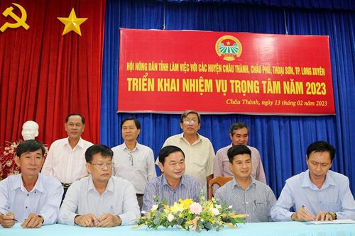 Hội Nông dân 3 huyện: Châu Thành, Châu Phú, Thoại Sơn và TP. Long Xuyên ký kết giao ước thi đua năm 2023