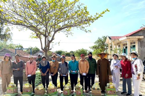 Gia Lai: Chùa Linh Hưng trao 130 suất quà đến bà con đồng bào X.Ia Le