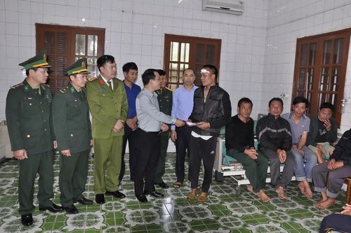Hải Phòng: Cứu 10 ngư dân trong vụ cháy tàu câu mực