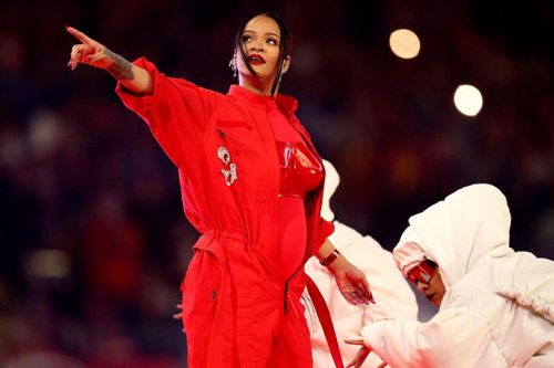Tuyên ngôn thời trang của Rihanna tại Super Bowl