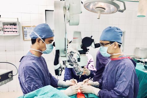 Nối thành công da đầu, hai tai, mí mắt bị đứt rời cho nữ công nhân