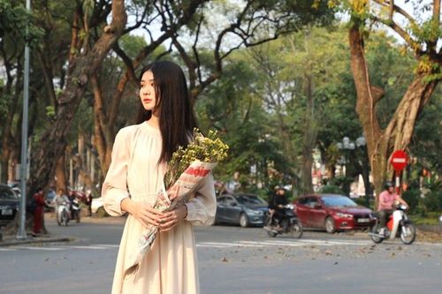 Hà Nội: Giới trẻ đổ xô đi chụp ảnh mùa cây thay lá