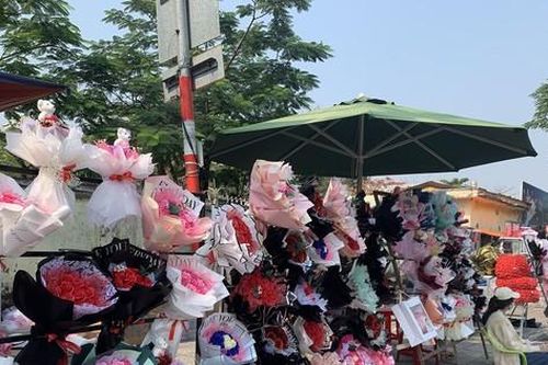 Valentine 14/2: Hoa vỉa hè 'đìu hiu', quà tặng online lên ngôi