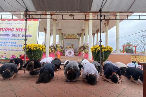 Người Hàn Quốc cúi đầu xin lỗi tại lễ tưởng niệm vụ thảm sát Hà My