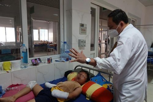 Thông tin mới vụ bé trai 8 tuổi mất hai bàn tay sau tiếng nổ lớn