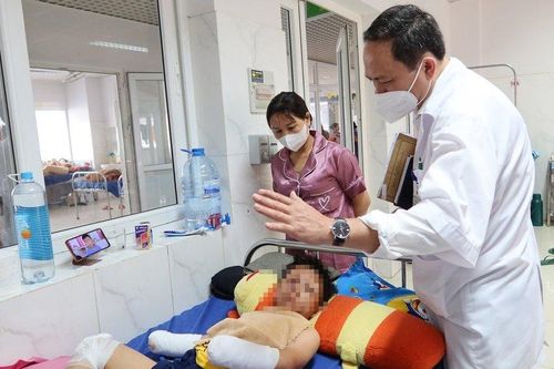Cảnh báo hậu quả đau lòng từ vụ bé trai 8 tuổi mất hai bàn tay sau tiếng nổ