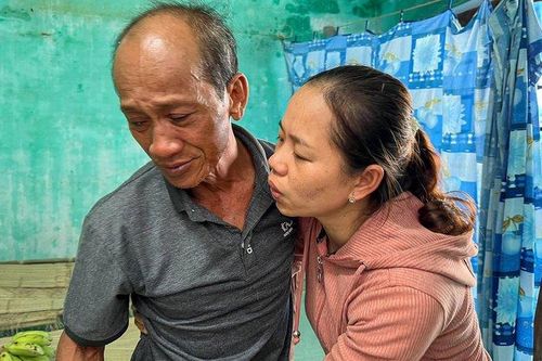 Chồng ngã quỵ khi mất cả vợ lẫn con trong vụ tai nạn thảm khốc ở Quảng Nam