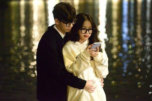 Mặc tiết trời lạnh giá, giới trẻ Hà thành đổ ra đường tận hưởng không khí ngọt ngào đêm Valentine