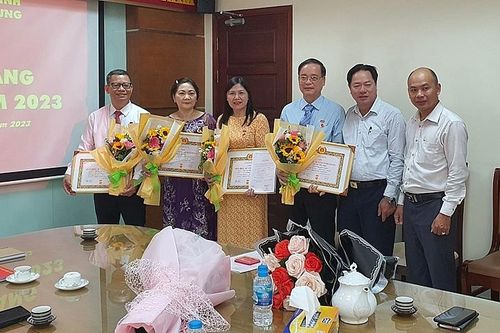 Đảng ủy Khối cơ sở Bộ Xây dựng: Trao Huy hiệu Đảng đợt 3/2 cho đảng viên