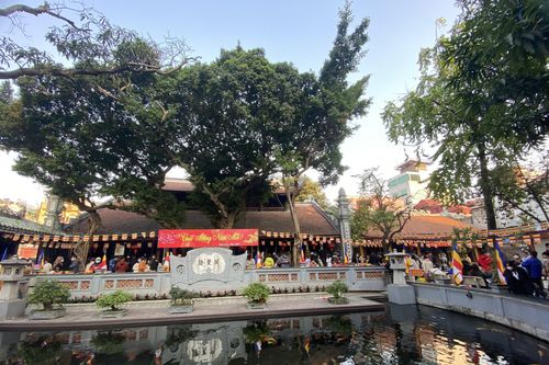 Hà Nội: Đến Chùa Hà ngày Valentine với niềm tin hai chữ 'tình duyên'