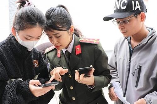 Tổ xung kích hỗ trợ người dân cấp, đổi hộ chiếu online
