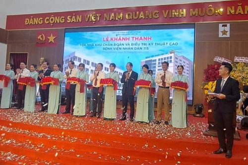 Máy bay đỗ được trên tòa nhà Khu Chẩn đoán và điều trị kỹ thuật cao