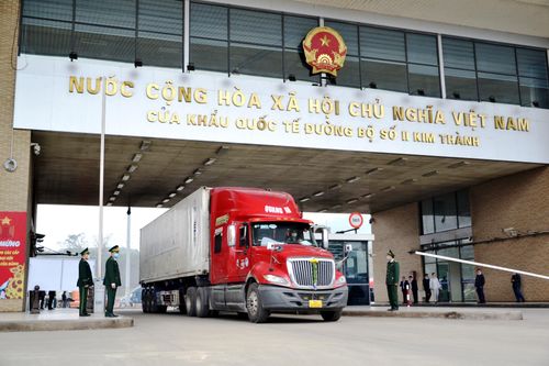 Hàng hóa qua Cửa khẩu Kim Thành không phải thay lái xe và trung chuyển phương tiện