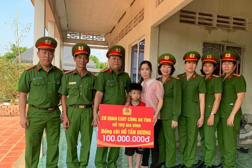 Trao tiền hỗ trợ cho con Thiếu tá công an hy sinh khi làm nhiệm vụ