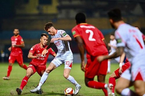 Ngoại binh Viettel bật khóc vì chấn thương, phải đi bệnh viện kiểm tra