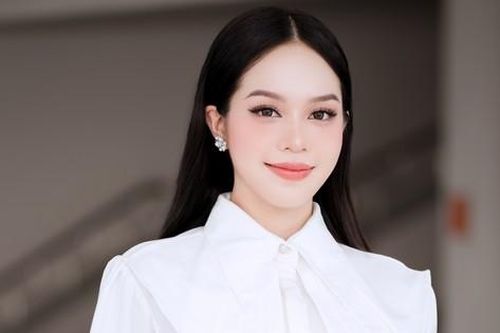Hoa hậu Thanh Thủy mặc giản dị về thăm trường