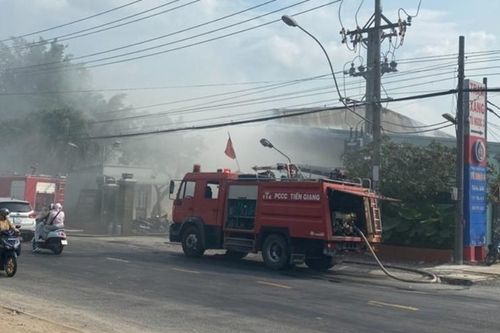 Cháy lớn kho hàng hóa nằm cạnh trạm xăng dầu ở TP Mỹ Tho