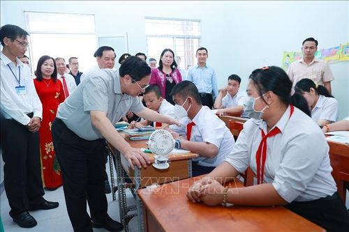 Thủ tướng thăm Trường nuôi dạy trẻ em khuyết tật Bến Tre