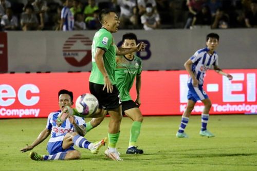 Chuyện lạ của bóng đá Việt Nam: 'Cạn lời' cho số phận 2 CLB không có nhà tài trợ!