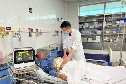 Bị thủng dạ dày do dùng thuốc nam: Cảnh báo việc tự ý sử dụng thuốc