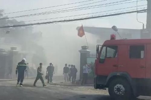 Tiền Giang: Cháy kho thức ăn gia súc, toàn bộ tài sản bị thiêu rụi