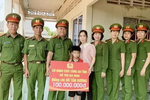 Công an Đồng Tháp trao 100 triệu đồng cho gia đình Thiếu tá hy sinh