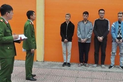Trộn thuốc lào, phun nước vào cỏ Mỹ để tăng khối lượng
