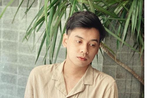 Vầng trăng côi ngự sáng trên bể đời xáo động