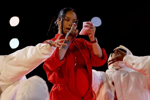 Rihanna kiếm 5,6 triệu USD sau 3 giây dặm phấn
