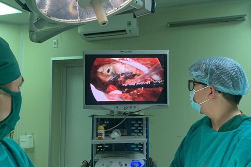 Ngã trong nhà vệ sinh, người đàn ông bị tràn dịch màng phổi, suy hô hấp