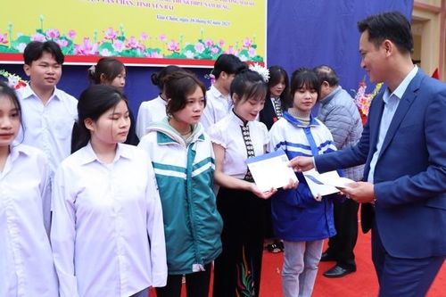 Trao học bổng cho học sinh nghèo ở Yên Bái