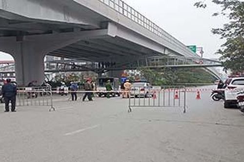 Hà Nội: 2 thanh niên chạy xe máy tông dải phân cách, 1 người tử vong