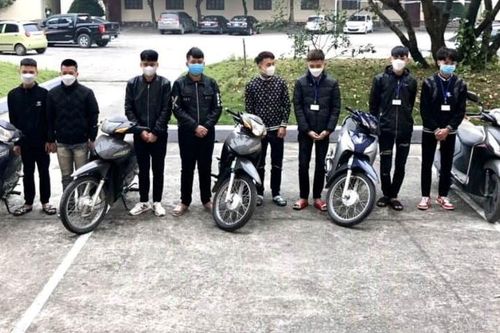 Mang hung khí đuổi đánh nhau náo loạn đường phố, 10 thanh niên bị khởi tố