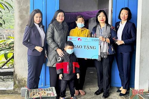 Thăm hỏi, hỗ trợ một nạn nhân ở Hà Tĩnh bị lừa bán sang nước ngoài
