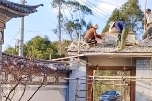 Bỏ tiền tỷ xây lại cổng nhà để mong con trai sớm cưới vợ