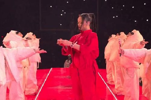 Tranh thủ như bà bầu Rihanna: Chỉ dặm phấn giữa giờ ở Super Bowl mà đem về 132 tỷ đồng