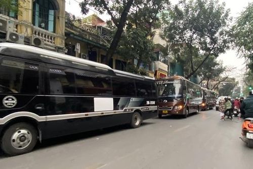 Hà Nội: Cận cảnh hàng đoàn xe ô tô cỡ lớn dừng đón khách trong giờ cao điểm ở phố cổ