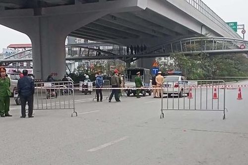 Xe máy lao vào dải phân cách, hai người thương vong