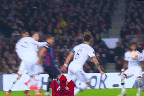 VAR gây tranh cãi trong trận MU hòa Barca